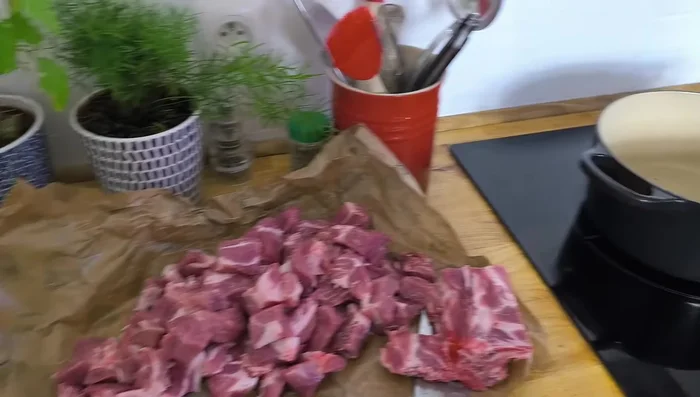 Faire fondre du beurre dans une poêle. Y faire revenir les oignons jusqu'à ce qu'ils soient translucides.