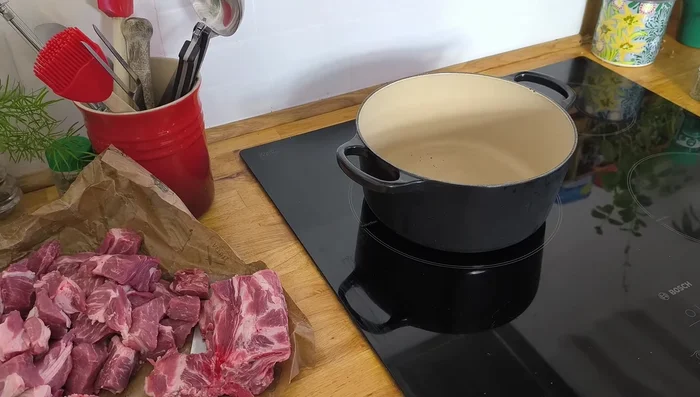 Ajouter la viande de porc dans la poêle et la faire dorer légèrement.