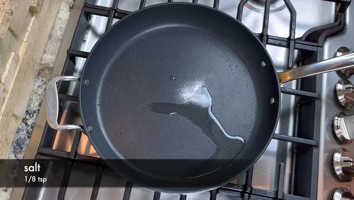 Ajouter plus d'huile si nécessaire, puis ajouter un peu de sel et de sucre. Ajouter les asperges et faire revenir jusqu'à ce qu'elles soient recouvertes d'huile. Ajouter du vin de riz. Cuire pendant 2 à 3 minutes.