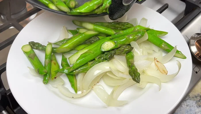 Retirer les asperges de la poêle.