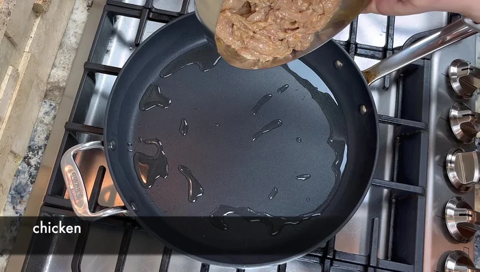 Ajouter de l'huile dans la poêle et faire revenir le poulet jusqu'à ce que le fond soit doré. Ajouter l'ail et continuer à faire sauter jusqu'à ce que le poulet soit cuit à 80%.