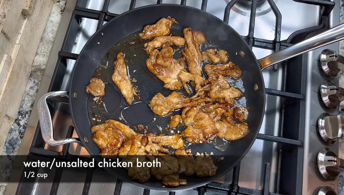 Ajouter de l'eau ou du bouillon de poulet non salé. Laisser mijoter jusqu'à ce que la sauce épaississe.