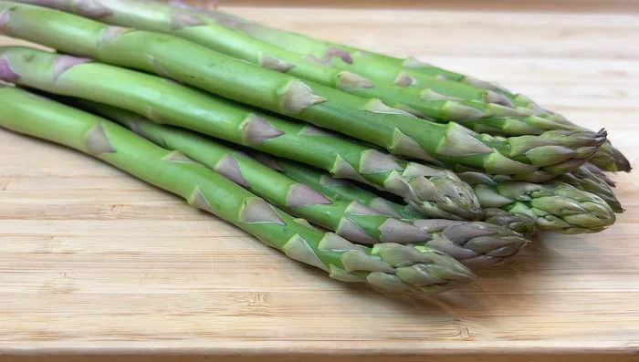 Couper les asperges en 3 sections, de préférence en biais.