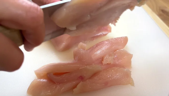 Couper le poulet en tranches et le mariner avec de la sauce soja, de la sauce aux huîtres, de la sauce soja noire, du poivre blanc, du sucre, du bicarbonate de soude, de la fécule de maïs et de l'eau. Mélanger uniformément.
