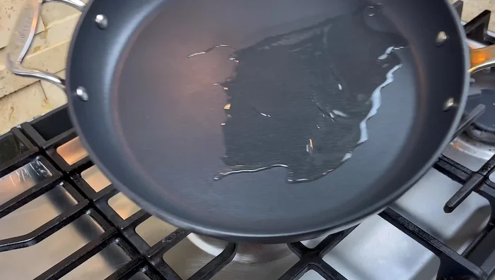 Faire revenir l'oignon dans une poêle chaude avec de l'huile à feu moyen-vif pendant environ 1 minute. Assaisonner avec du sel.