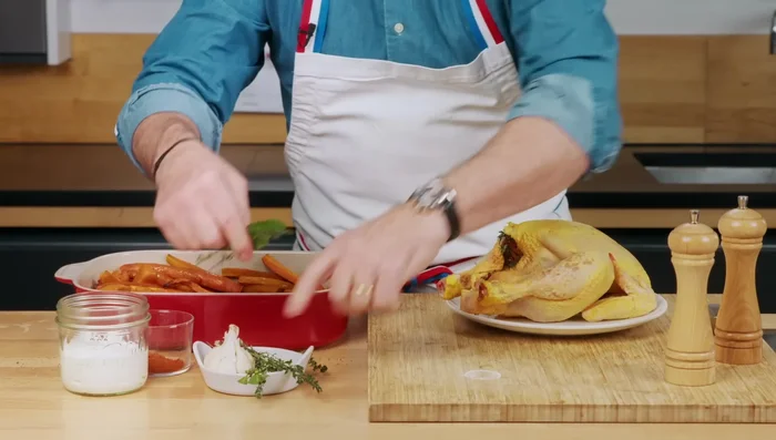 Pendant ce temps, préparer le poulet : assaisonner l’intérieur avec de l’ail, du romarin (ou autre herbe), du sel, du poivre et du citron si désiré.