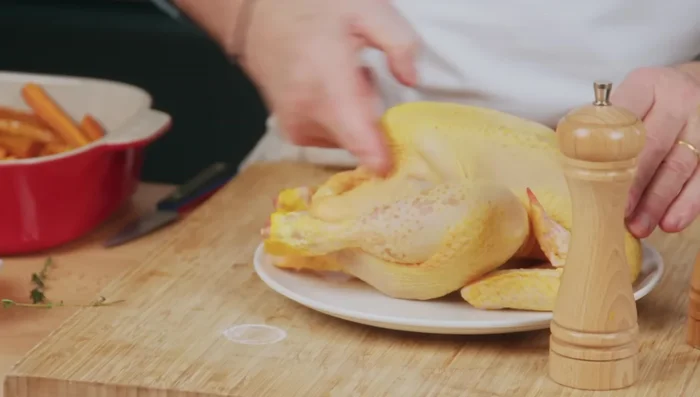 Poser le poulet au milieu des légumes dans le plat.