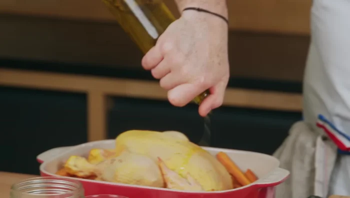 Arroser le poulet et les légumes d’un peu d’huile d’olive.