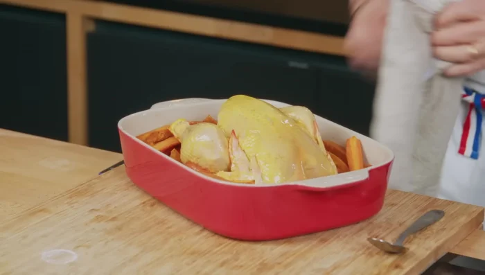 Enfourner à 210°C pendant environ 40 minutes (jusqu’à ce que le poulet soit cuit et les légumes bien colorés).