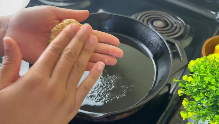 Utiliser une cuillère à glace pour former des galettes.