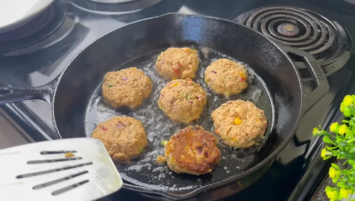 Cuire les galettes à feu moyen-doux (environ 4 sur une cuisinière électrique) pendant 3-4 minutes par côté, sans les déranger.
