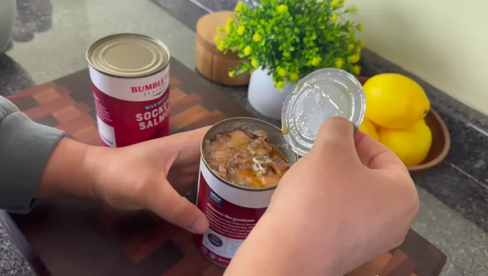 Égoutter le liquide des boîtes de saumon.