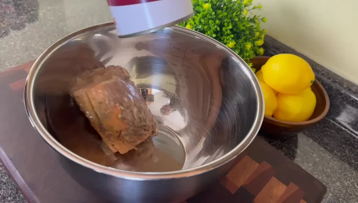 Ajouter le saumon dans un grand bol.