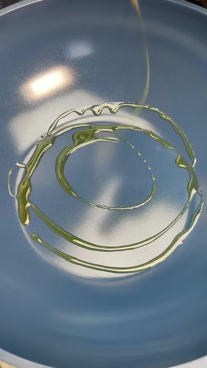 Dans une poêle, faire revenir un oignon émincé dans de l'huile d'olive et un peu de beurre jusqu'à ce qu'il soit translucide.