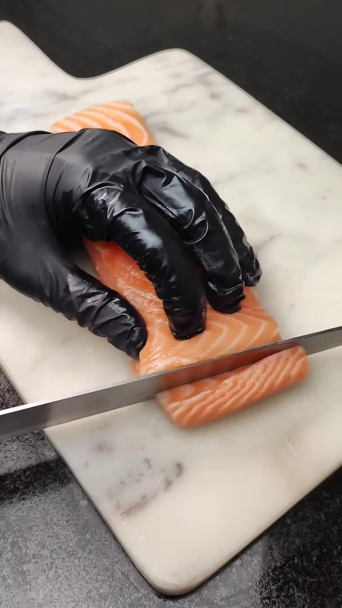 Couper le pavé de saumon en petits cubes. Le placer dans un saladier et l'assaisonner avec du sel, du poivre, du piment et de l'huile d'olive. Bien mélanger et laisser mariner au réfrigérateur.