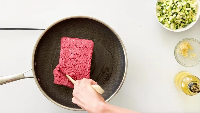 Faire dorer le bœuf haché dans une poêle à feu moyen-élevé avec de l'huile d'olive. Ajouter les épices (paprika, poudre d'ail, assaisonnement italien, sel, poivre) et la sauce Worcestershire. Cuire jusqu'à ce que la viande soit bien cuite. (98.04)