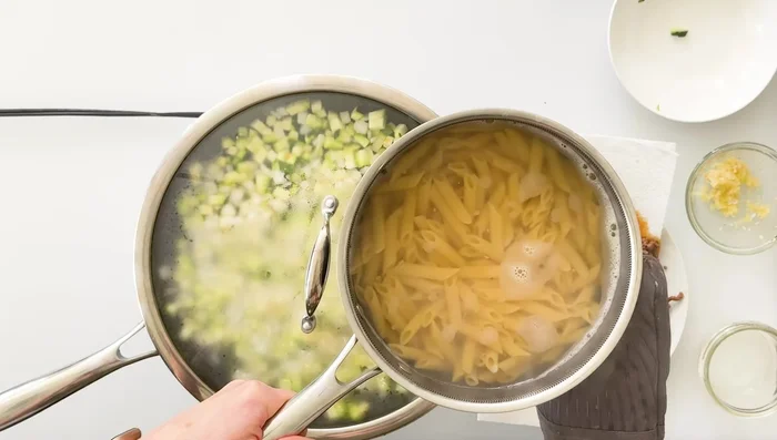 Égoutter les pâtes et les remettre dans la casserole. (224.12)