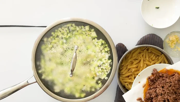 Ajouter la viande cuite aux pâtes. (248.72)