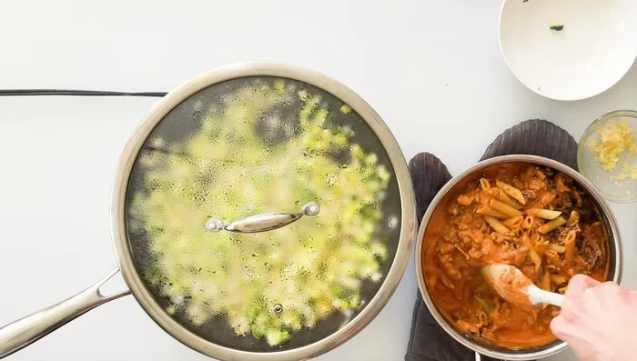 Ajouter la sauce aux pâtes et à la viande. Couvrir et laisser reposer jusqu'à ce que les légumes soient cuits. (254.239)