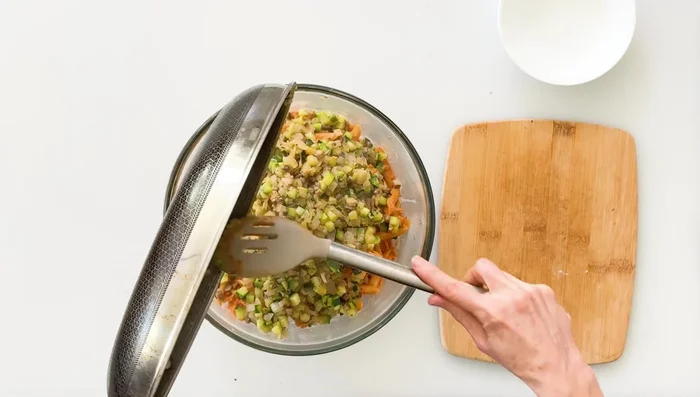 Ajouter les légumes cuits aux pâtes, à la viande et à la sauce. Mélanger. (292.28)