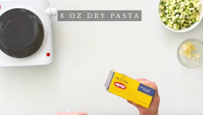 Faire cuire les pâtes selon les instructions de l'emballage. (74.88)