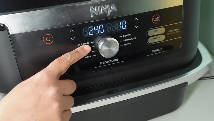 Cuire à 240°C (ou température maximale de votre air fryer) pendant 20 minutes (ajuster le temps selon le poids du rôti). Retourner le rôti deux fois pendant la cuisson.