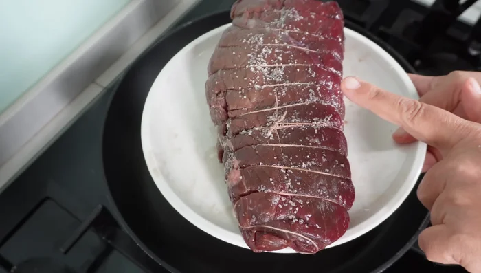 Sortir le rôti de bœuf 1 heure avant la cuisson pour que la viande soit à température ambiante.