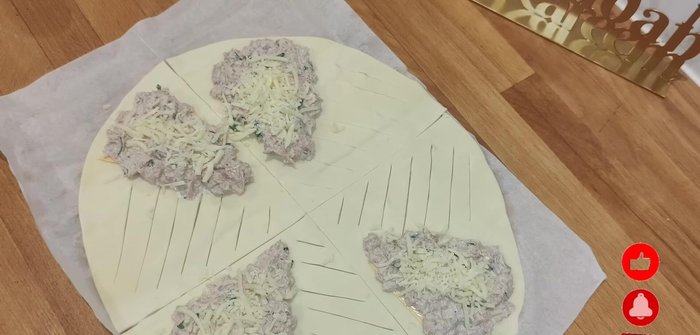 Fermer les triangles en appuyant avec une fourchette.