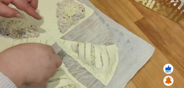 Battre le jaune d'œuf avec une cuillère à café de lait.