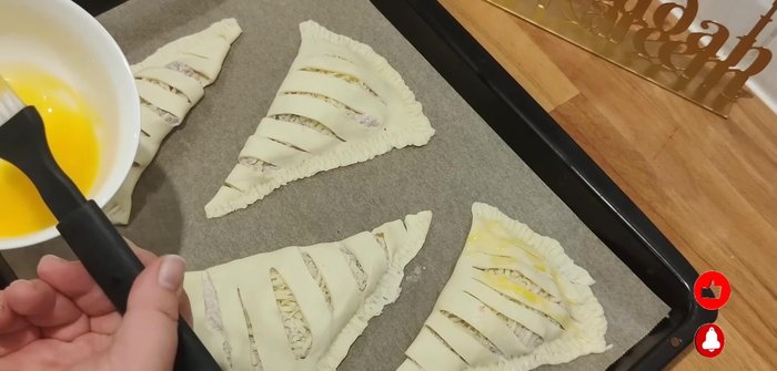Badigeonner les feuilletés avec le mélange jaune d'œuf/lait.