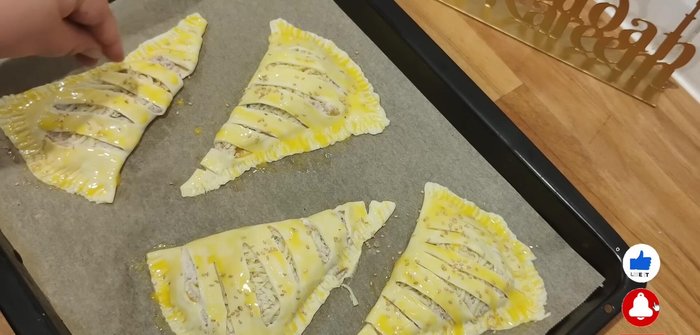 Enfourner pendant 20 à 25 minutes, jusqu'à ce que les feuilletés soient bien dorés.