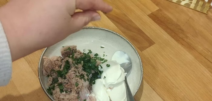 Préparer la farce : Mélanger le thon, le fromage frais, le persil, le sel, l'ail, la semoule et le poivre.