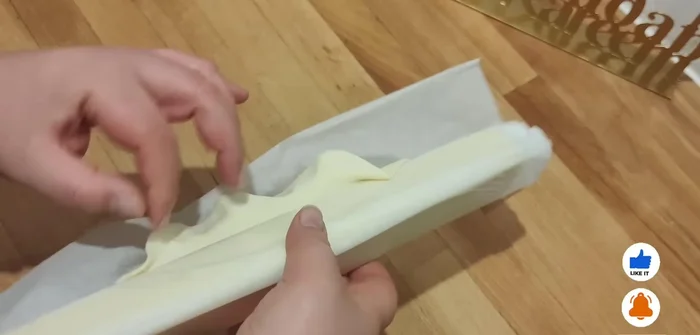 Dérouler la pâte feuilletée et la couper en 4 triangles.
