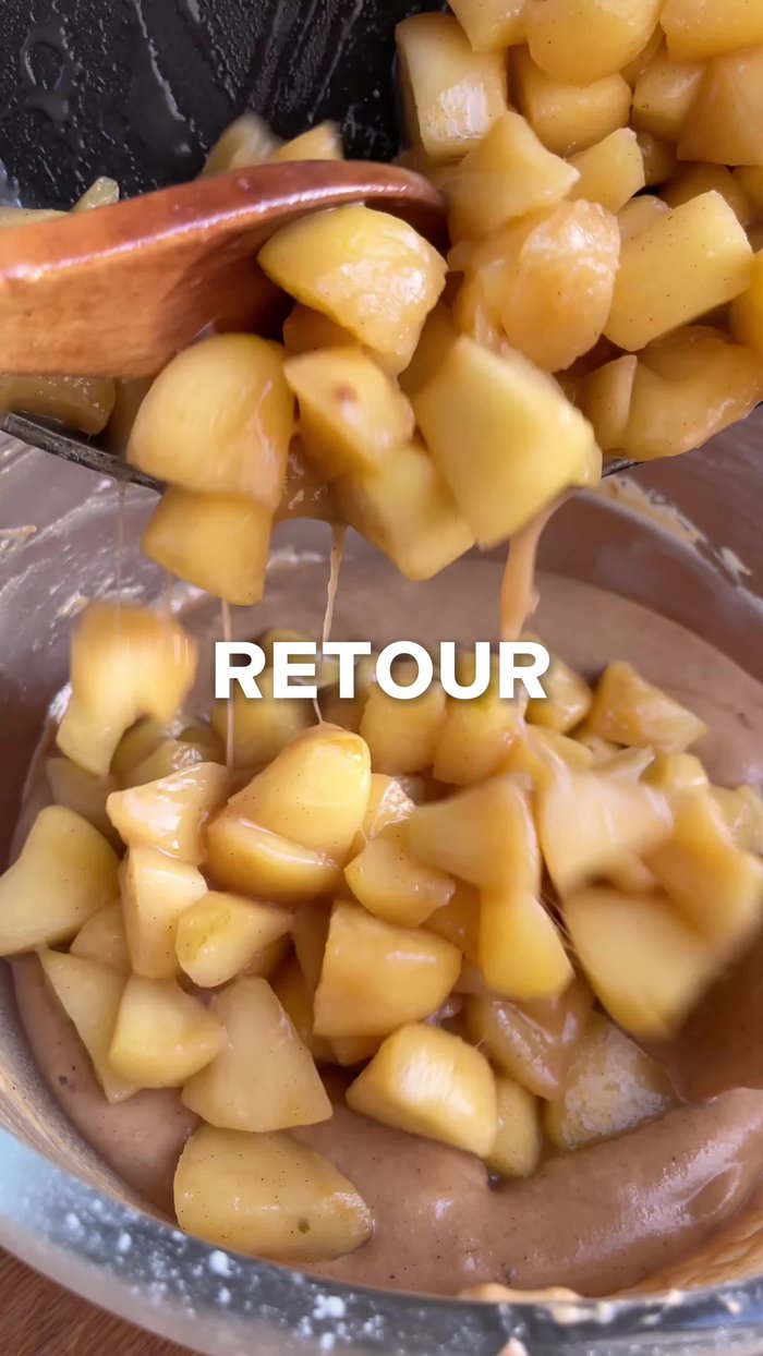 Préparer les pommes : Couper les pommes Golden en cubes. Les faire précuire avec du beurre, du sucre et de la cannelle sur feu vif jusqu'à ce qu'elles soient tendres. Laisser refroidir complètement.