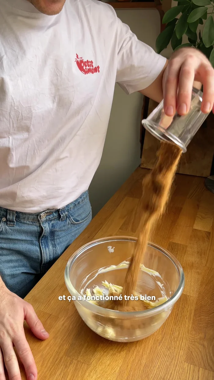Préparer le moelleux : Crémer le beurre pommade avec du sucre (sucre de coco et cassonade ici), de la vanille. Incorporer les œufs, puis les ingrédients secs (farine, fécule de maïs, levure chimique, cannelle, noix de muscade) en deux fois, en alternant avec du lait.