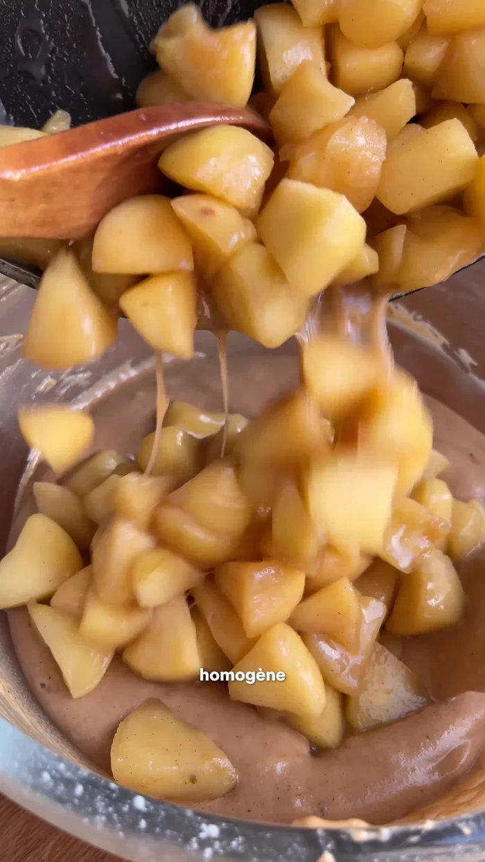 Ajouter les pommes refroidies à la pâte.