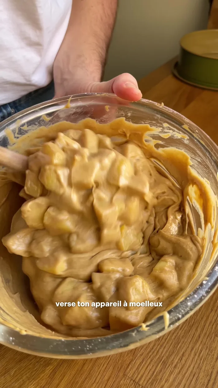 Verser la pâte dans un moule beurré, recouvrir généreusement du crumble.