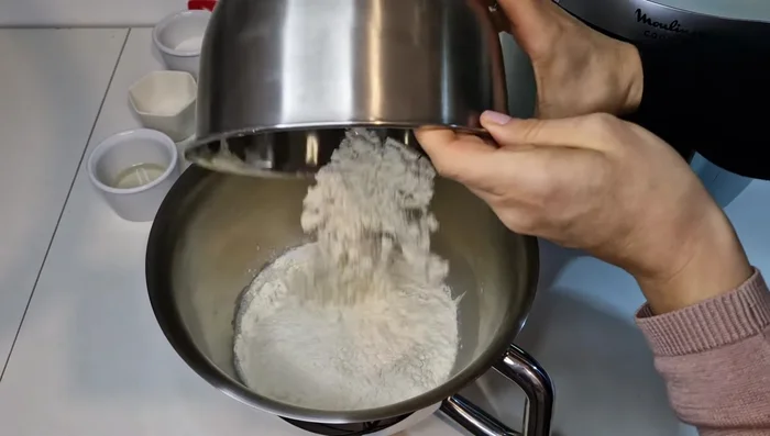 Ajouter la farine, le sucre, les œufs et l'huile. Pétrir 2 à 3 minutes au robot pâtissier (ou à la main).