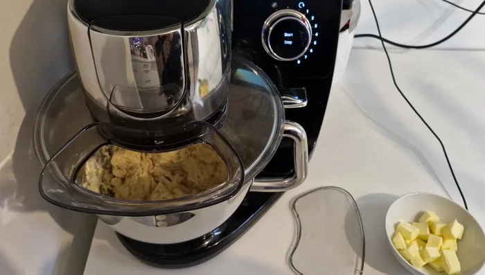Ajouter le beurre mou et pétrir jusqu'à obtention d'une pâte homogène (environ 5 minutes).
