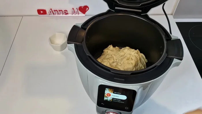 Transvaser la pâte dans la cuve du Cookeo. Lancer la fonction « Lev de pâtes » pendant 45 minutes.