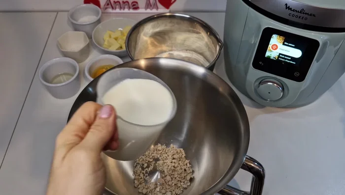Délayer la levure fraîche avec le lait tiède (à peine 37°C).