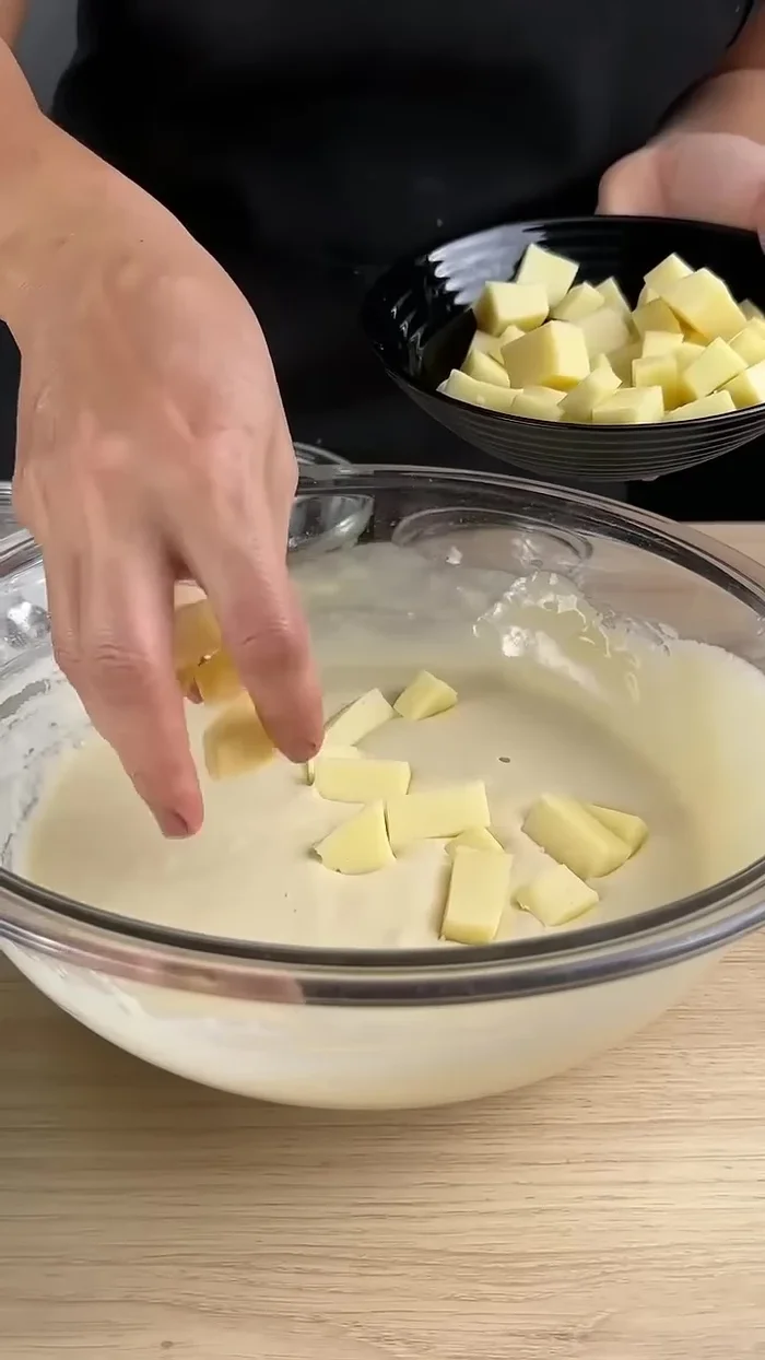 Ajoutez le fromage, incorporez-le à la préparation. Réservez-en un peu pour la décoration.