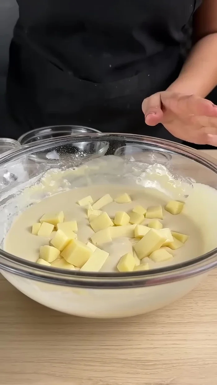 Ajoutez le jambon (coupé en petits dés), mélangez pour une répartition homogène.