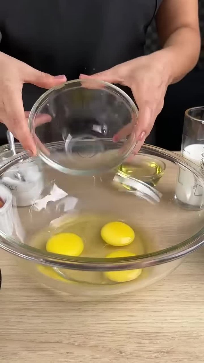 Dans un saladier, ajoutez 3 œufs, 100 ml d'huile, 200 ml de lait et une cuillère à café de sel.