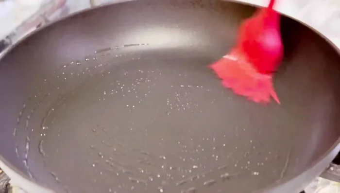 Préparation des crêpes : Étaler la pâte à crêpes dans une poêle huilée et cuire pendant 60 secondes de chaque côté.