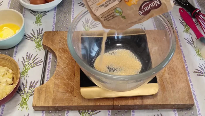 Dans un saladier, mélanger le sucre (cassonade ou blanc), le beurre fondu, le sucre vanillé (facultatif).