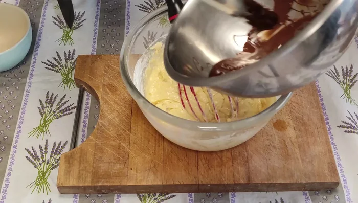 Ajouter le chocolat fondu et mélanger.