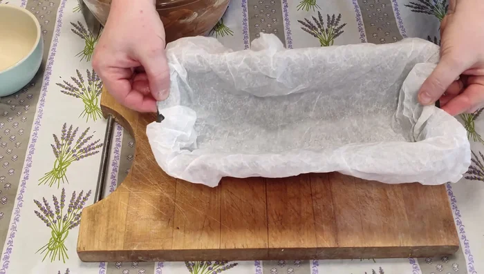 Verser la pâte dans un moule à cake chemisé de papier cuisson.