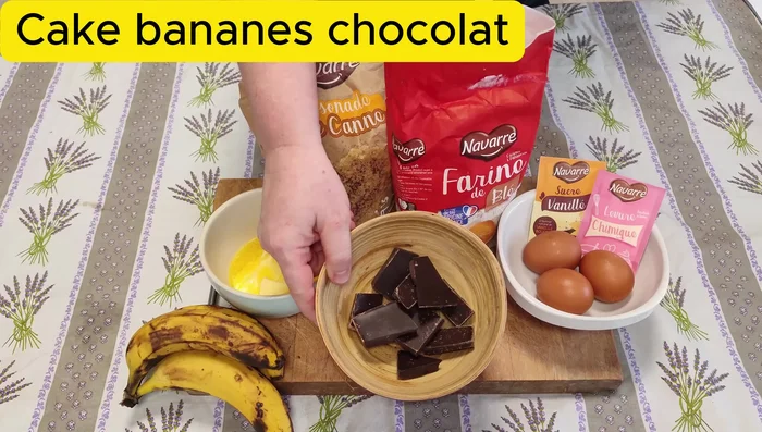 Faire fondre le chocolat au bain-marie ou au micro-ondes.