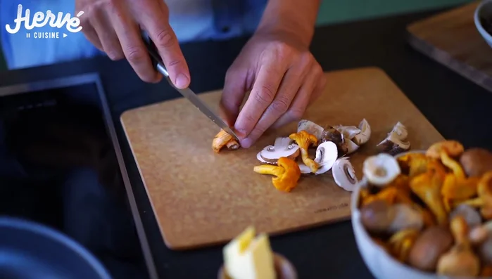 Préparation des champignons : Faire revenir les échalotes dans du beurre et de l'huile d'olive. Ajouter les champignons, l'ail et le persil. Cuire une dizaine de minutes.